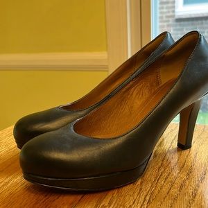 Clarks artisan black pumps US 7.5